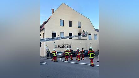 &Uuml;ber die Drehleiter wurden die R&auml;ume im Geb&auml;ude von au&szlig;en auf Glutnester &uuml;berpr&uuml;ft.