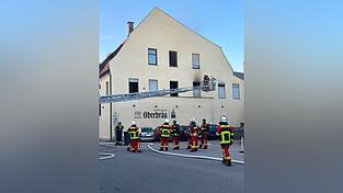 &Uuml;ber die Drehleiter wurden die R&auml;ume im Geb&auml;ude von au&szlig;en auf Glutnester &uuml;berpr&uuml;ft.