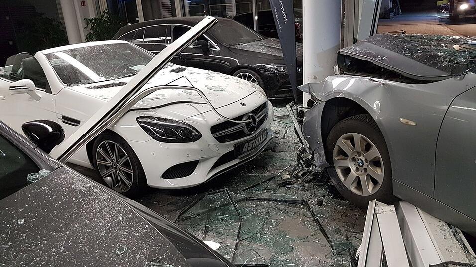 Ein Autofahrer ist in Rottenburg in den Verkaufsraum eines Autohauses gefahren.