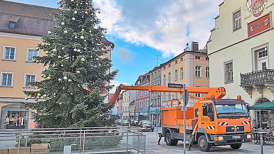 Der große Christbaum sorgt für weihnachtliche Stimmung.