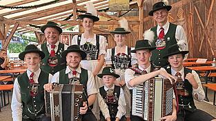 Strahlende Gesichter bei den Isartalern nach dem erfolgreichen Auftritt beim „Bayerischen Löwen“: (vorne v.l.) Elias Gerlach, Vorplattler Philipp Maurer, Alexander Herrmann, Musikant Lorenz Lahr, Georg Gerlach, (hinten v.l.) Wolfgang Maurer, Magdalena Huber, Laura Kleindienst, Andreas Lahr.