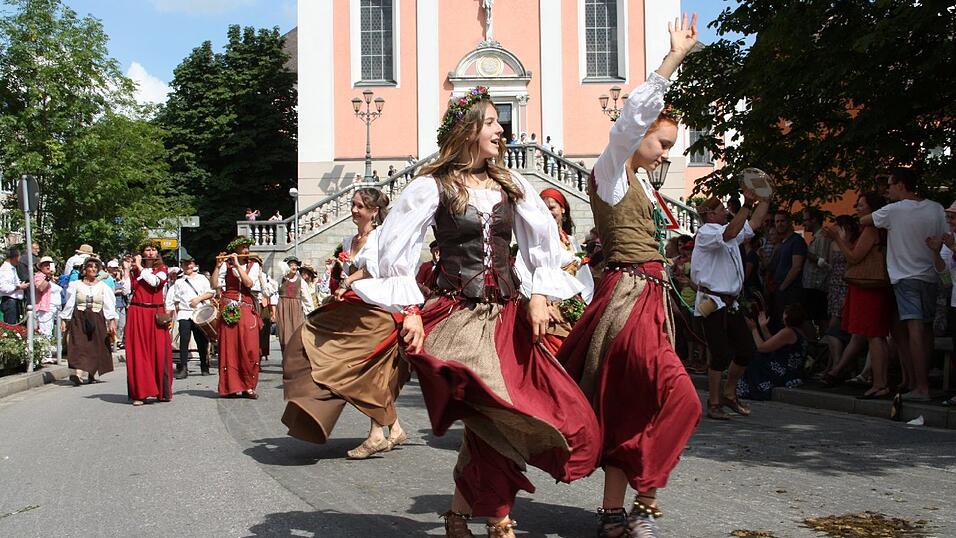Die schönsten Augenblicke des historischen Drachenstich-Festzuges 2016. Die schönsten Augenblicke des historischen Drachenstich-Festzuges 2016.