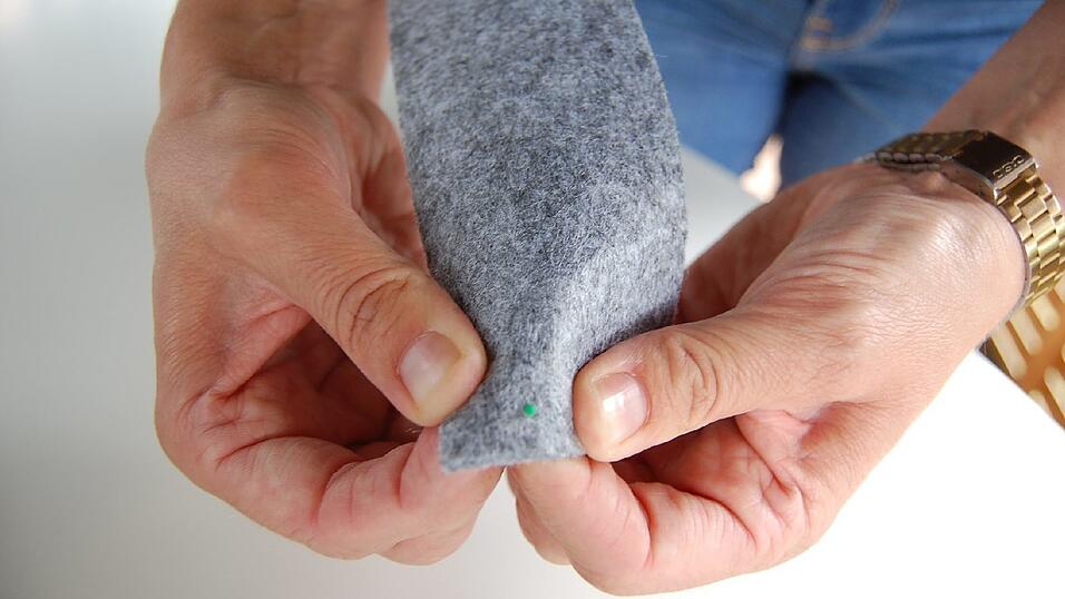 4. In dieses Loch kommt der Teil des Druckknopfes mit dem Nagel. Darauf setzt du dann das Innenteil des Druckknopfes. 4. In dieses Loch kommt der Teil des Druckknopfes mit dem Nagel. Darauf setzt du dann das Innenteil des Druckknopfes.