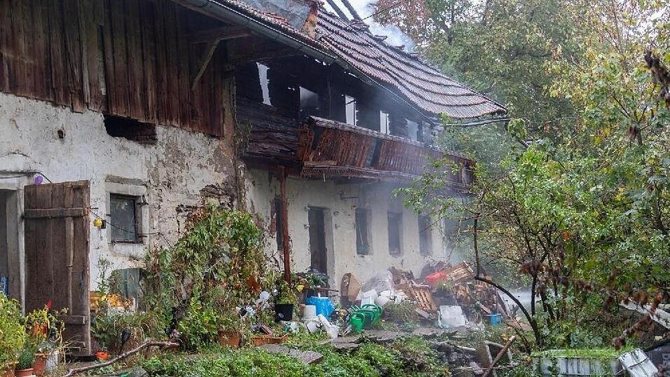 Feuerwehreinsatz am frühen Donnerstagmorgen in der Nähe von Schaufling im Landkreis Deggendorf. Dort brannte ein Wohnhaus. Feuerwehreinsatz am frühen Donnerstagmorgen in der Nähe von Schaufling im Landkreis Deggendorf. Dort brannte ein Wohnhaus.
