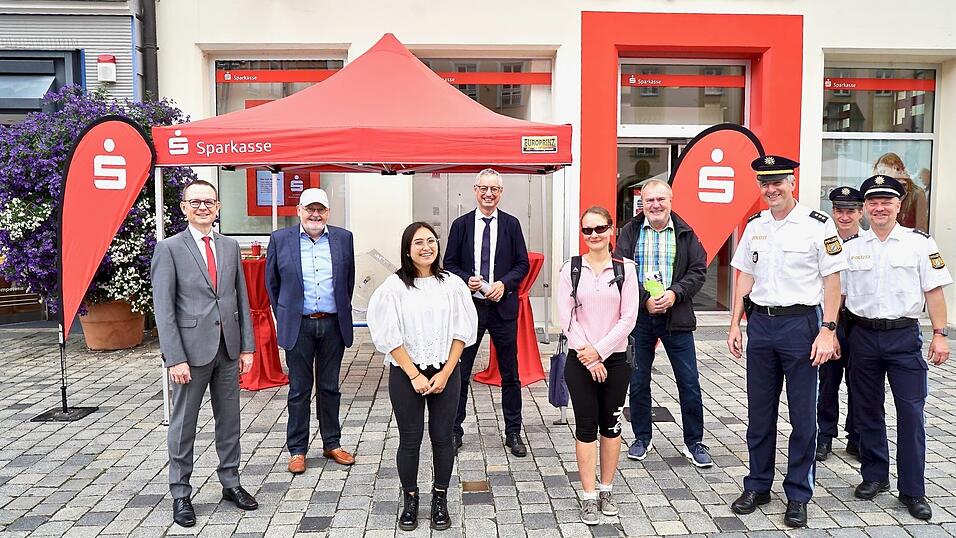 Von links: Dr. Martin Kreuzer (Sparkasse), Johann Ehrnsperger von der Kreisverkehrswacht, Sara Schambeck (Sparkasse, Standbetreuung), Oberbürgermeister Markus Pannermayr, Andrea Dengler, Fahrradbeauftragte der Stadtverwaltung, Alfons Bielmaier (Verkehrssicherheitsbeauftragter der Stadt), Josef Eckl (Leiter PI Straubing), Michael Edenhofer (PI Straubing) und Jürgen Mißlbeck (PI Straubing). Von links: Dr. Martin Kreuzer (Sparkasse), Johann Ehrnsperger von der Kreisverkehrswacht, Sara Schambeck (Sparkasse, Standbetreuung), Oberbürgermeister Markus Pannermayr, Andrea Dengler, Fahrradbeauftragte der Stadtverwaltung, Alfons Bielmaier (Verkehrssicherheitsbeauftragter der Stadt), Josef Eckl (Leiter PI Straubing), Michael Edenhofer (PI Straubing) und Jürgen Mißlbeck (PI Straubing).