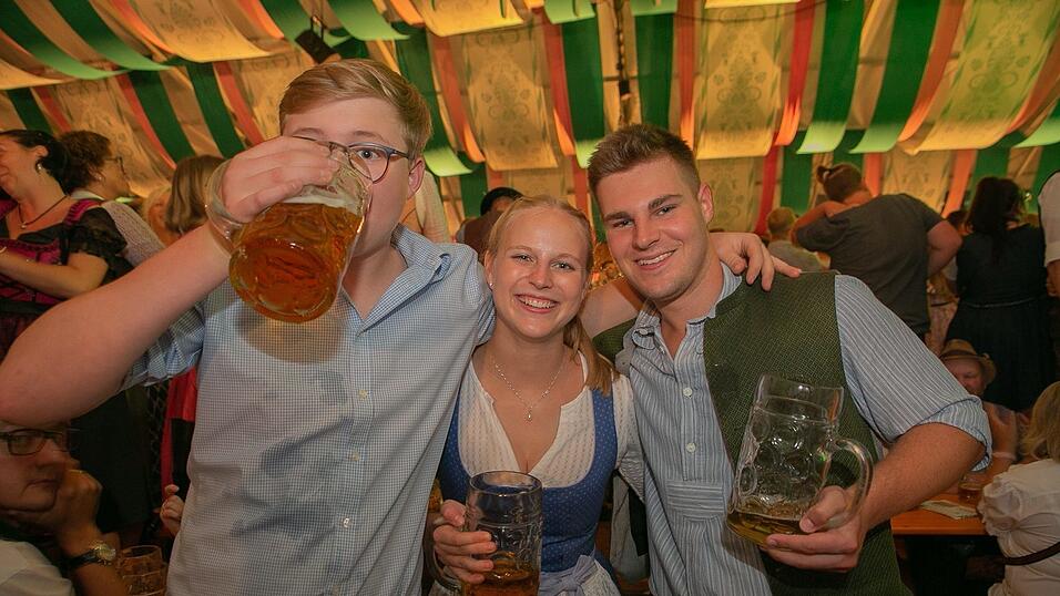 Am Dienstag spielte der Menzl im Festzelt Weckmann auf. Diese Blasmusikfreunde waren mit dabei.