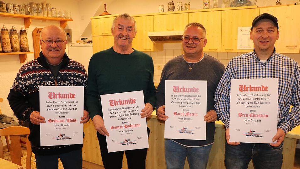 Alois Seebauer, Günter Hofmann, Martin Bachl und Christian Breu (v.l.) wurden für sehr viele Turniereinsätze mit Urkunden geehrt. Alois Seebauer, Günter Hofmann, Martin Bachl und Christian Breu (v.l.) wurden für sehr viele Turniereinsätze mit Urkunden geehrt.