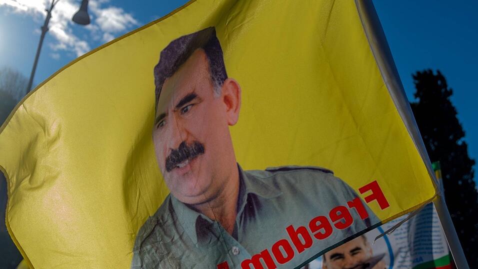 Die PKK war 1978 von Abdullah Öcalan in der Türkei gegründet worden - hauptsächlich als Reaktion auf die politische, soziale und kulturelle Unterdrückung der Kurden in dem Land. Die PKK war 1978 von Abdullah Öcalan in der Türkei gegründet worden - hauptsächlich als Reaktion auf die politische, soziale und kulturelle Unterdrückung der Kurden in dem Land.