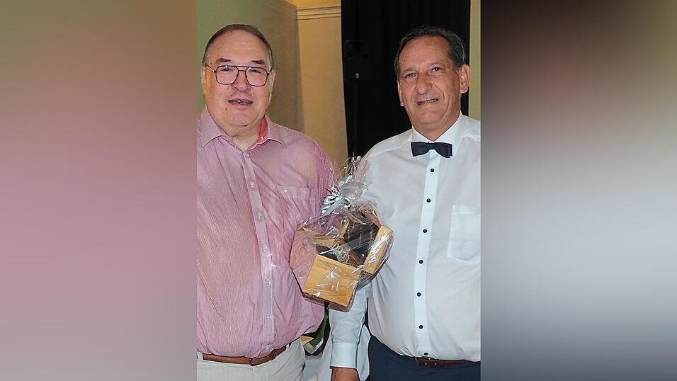 Dr. Franz Gassner (rechts) überreichte ein Präsent an den Vorsitzenden. Dr. Franz Gassner (rechts) überreichte ein Präsent an den Vorsitzenden.