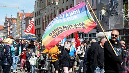 Rund 350 Menschen beteiligten sich am Ostermarsch am Ostermontag in Landshut