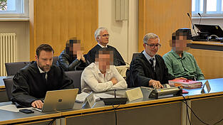 Die beiden Erwachsenen haben ein Teilgest&auml;ndnis abgelegt, wollen aber nichts von Geldforderungen und Waffen des 20-J&auml;hrigen (wei&szlig;es Hemd) gewusst haben.