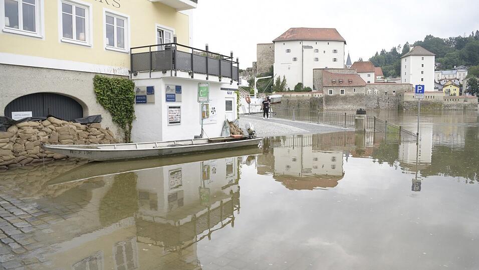 Sandsäcke-Barrikaden sollen am Sonntag in Passau das Eindringen der Fluten in die Häuser verhindern. Sandsäcke-Barrikaden sollen am Sonntag in Passau das Eindringen der Fluten in die Häuser verhindern.