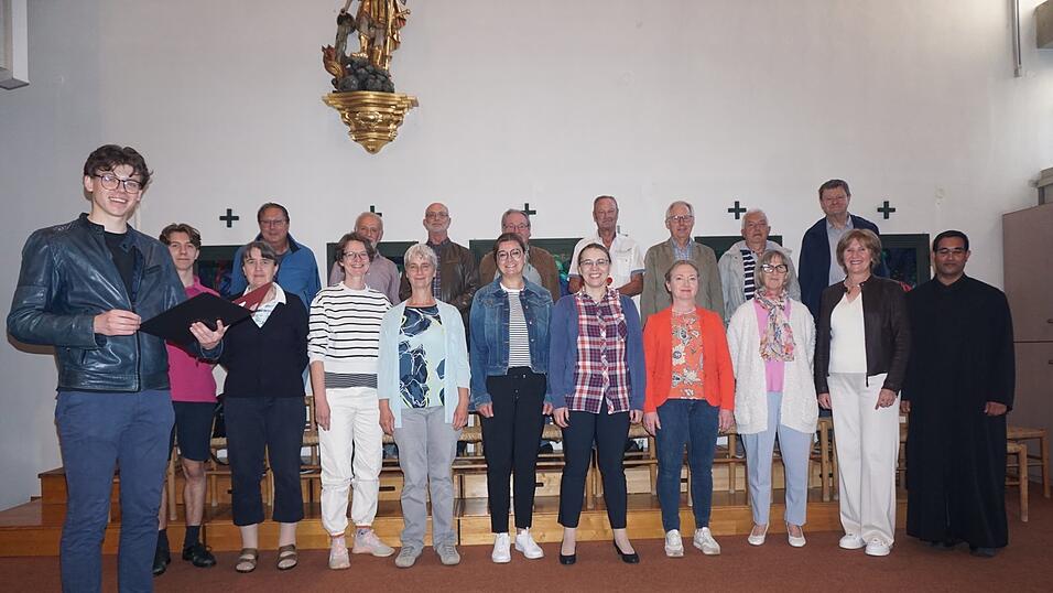 Seit Mitte Februar leitet der 24-j&auml;hrige Daniel Schreib (links) den Wiesenter Kirchenchor.