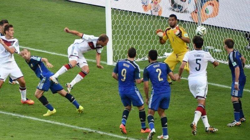 Benedikt Höwedes setzte den Kopfball nur an den Pfosten. Foto: Thomas Eisenhuth Benedikt Höwedes setzte den Kopfball nur an den Pfosten. Foto: Thomas Eisenhuth