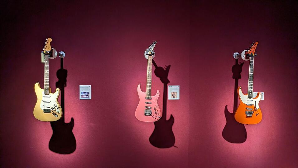 Jeff Becks Gitarre «Tina» (Mitte) hatte Sängerin Tina Turner einst mit Messer und Nagellack signiert Jeff Becks Gitarre «Tina» (Mitte) hatte Sängerin Tina Turner einst mit Messer und Nagellack signiert