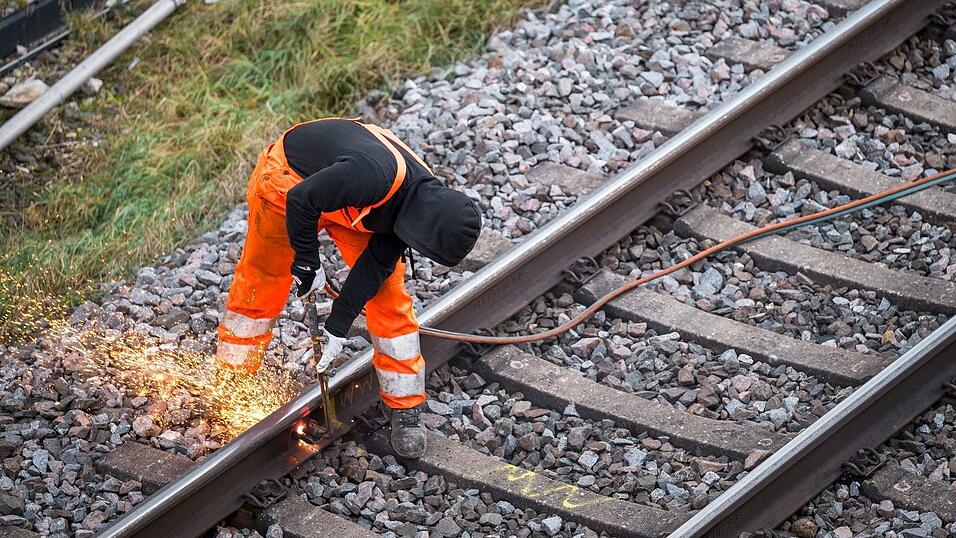 Vor allem in der Region München bekommen Pendlerinnen und Pendler den Kampf gegen Langsamfahrstellen schon zu spüren. (Symbolbild)
