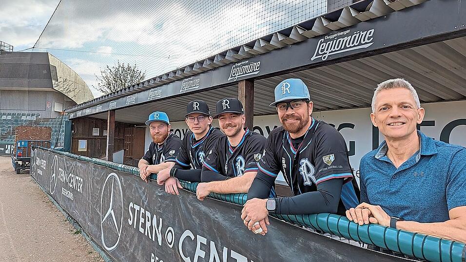 Armin Zimmermann, Head Coach Matt Vance, Alex Schmidt, Felix Bock und Elias van Gar&szlig;en freuen sich auf die neue Spielzeit.