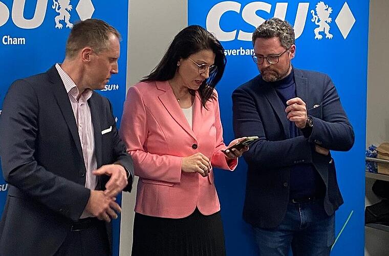 Gebannt verfolgen Listenkandidat Stephan Thomas, MdB Martina Englhardt-Kopf und MdL Dr. Gerhard Hopp die Ausz&auml;hlung.