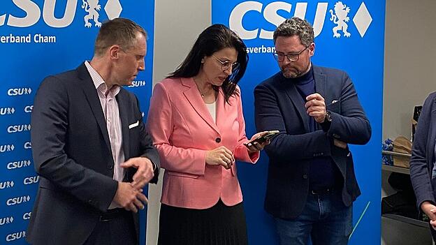 Gebannt verfolgen Listenkandidat Stephan Thomas, MdB Martina Englhardt-Kopf und MdL Dr. Gerhard Hopp die Ausz&auml;hlung.