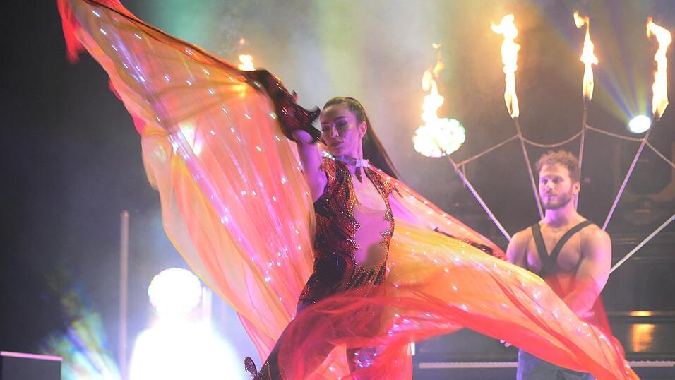 Tanz, tolle Kostüme und Feuershow - es wurde das volle Programm aufgefahren. Tanz, tolle Kostüme und Feuershow - es wurde das volle Programm aufgefahren.