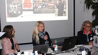 Silke Droll, Katharina Jung und Kathrin Fuchshuber (von links) klärten über die Krankheit ME/CFS auf und machten ihre Forderungen klar.