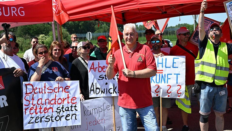 An der Auftaktveranstaltung nahmen mehr als 400 Beschäftigte und Unterstützer teil. An der Auftaktveranstaltung nahmen mehr als 400 Beschäftigte und Unterstützer teil.