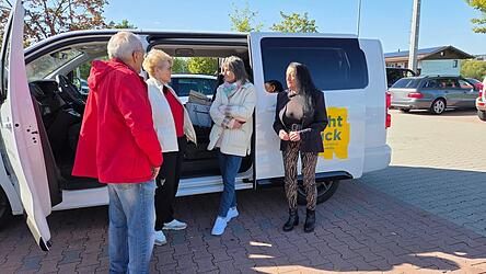 Zeit für einen kleinen Plausch nach dem Einkaufen: Uwe Hessels (v. l.), Helena Capcuch, Dorothea R. und Maria Ziesler haben sich durch das Seniorenmobil kennengelernt. Zeit für einen kleinen Plausch nach dem Einkaufen: Uwe Hessels (v. l.), Helena Capcuch, Dorothea R. und Maria Ziesler haben sich durch das Seniorenmobil kennengelernt.