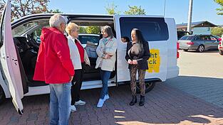 Zeit f&uuml;r einen kleinen Plausch nach dem Einkaufen: Uwe Hessels (v. l.), Helena Capcuch, Dorothea R. und Maria Ziesler haben sich durch das Seniorenmobil kennengelernt.