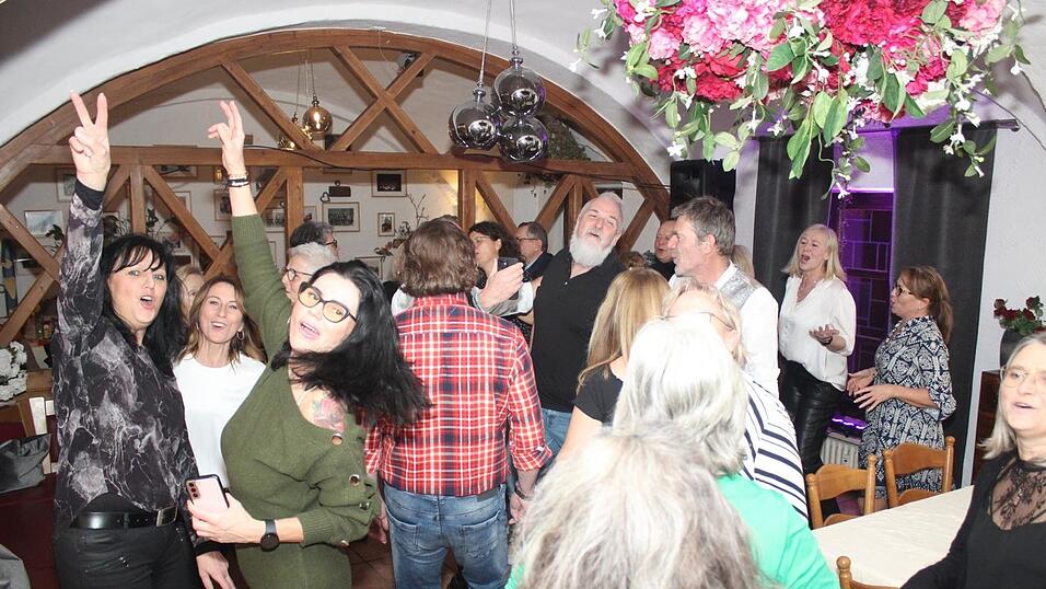 Am Freitagabend schallten die Schlager durch die Weinstube Isarklause.