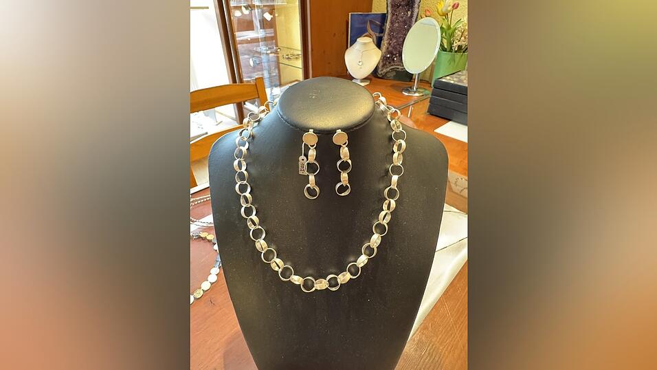 Ähnliche Schmuckstücke wie diese wurden gestohlen.
