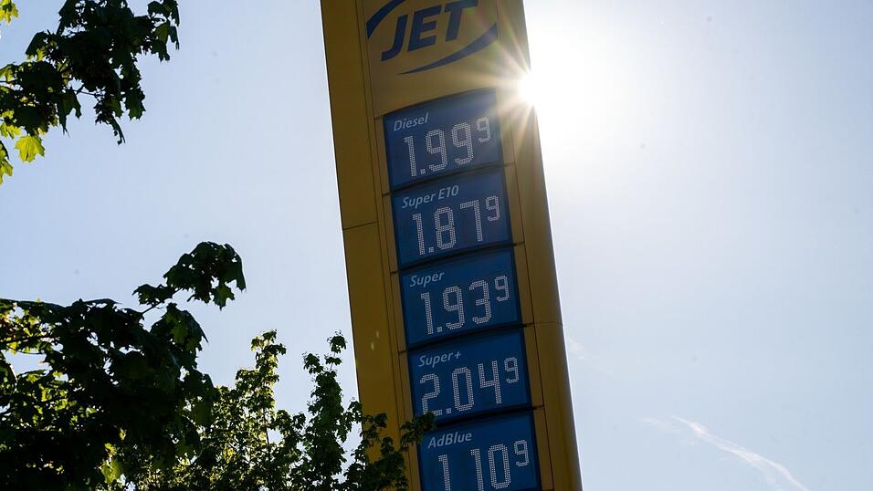 Laut Berechnungen des M&uuml;nchner Ifo-Instituts m&uuml;sse ein durchschnittlicher Arbeitnehmer in Deutschland etwa f&uuml;nf Minuten f&uuml;r einen Liter Kraftstoff arbeiten.