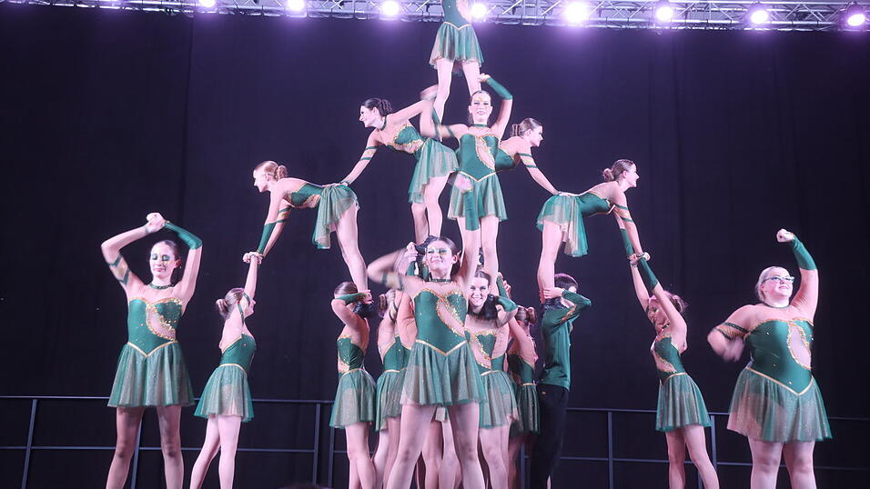 Die Showtanzgruppe „Honey’s“ des veranstaltenden DJK-Ast präsentierte ihr Showtanzprogramm 2026. Die Showtanzgruppe „Honey’s“ des veranstaltenden DJK-Ast präsentierte ihr Showtanzprogramm 2026.