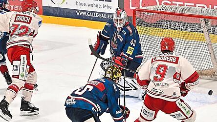 Magere Ausbeute: Tobias Lindberg (rechts) verk&uuml;rzte in der 37. Spielminute auf 1:2 - mehr sprang f&uuml;r den Schweden und seine EVL-Teamkollegen in der Echte-Helden-Arena jedoch nicht heraus.