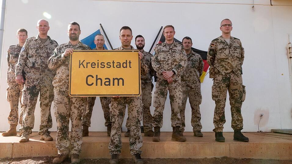 Soldaten der Panzerbrigade 12 kehren nach Cham zur&uuml;ck. Die Einsatzzeit ist absolviert und das Ortsschild - fachgerecht verpackt - schon auf dem Weg in die Heimat.