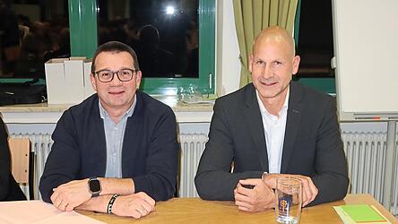 Letzter Auftritt am Vorstandstisch der Freiwilligen Feuerwehr Moosburg: Gerhard Hochleitner (li.) und Franz Jantschy.
