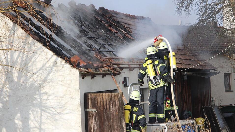 In Thumhausen bei Nittendorf fing eine Scheune Feuer.