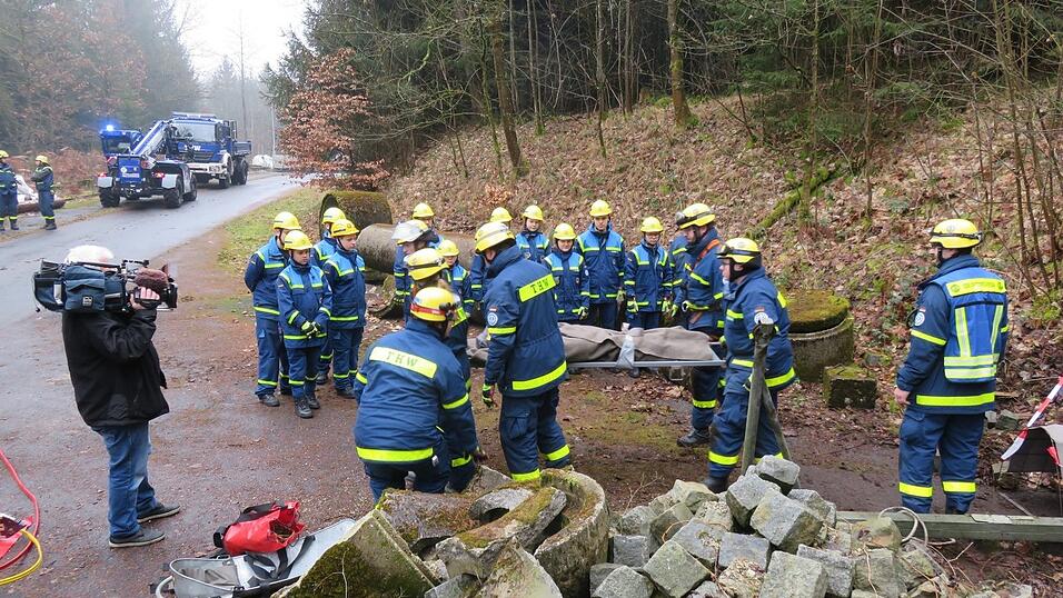 In ständiger Begleitung von Kameramann Manfred Schwögler (l.) galt es, zwei nach einer Explosion in einer Fabrikanlage eingeschlossene und teilverschüttete 'Schwerverletzte' zu bergen. In ständiger Begleitung von Kameramann Manfred Schwögler (l.) galt es, zwei nach einer Explosion in einer Fabrikanlage eingeschlossene und teilverschüttete 'Schwerverletzte' zu bergen.