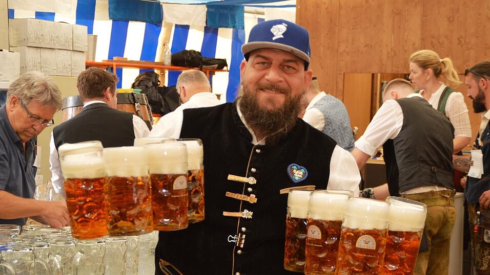 Alle Hände voll zu tun hatten die Bedienungen, um die Gäste mit dem süffigen Festbier zu versorgen. Alle Hände voll zu tun hatten die Bedienungen, um die Gäste mit dem süffigen Festbier zu versorgen.