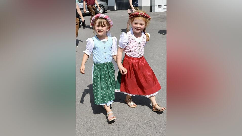 Zwei hübsche kleine Drachenstichlerinnen. Zwei hübsche kleine Drachenstichlerinnen.