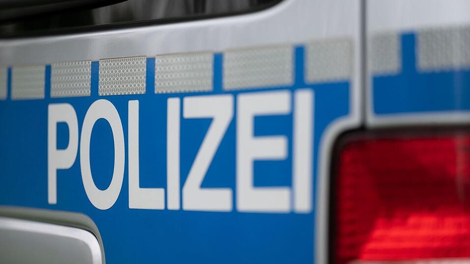 Bei dem Unfall mit Polizeiauto entstand ein Schaden von mindestens 45.000 Euro. (Symbolbild)