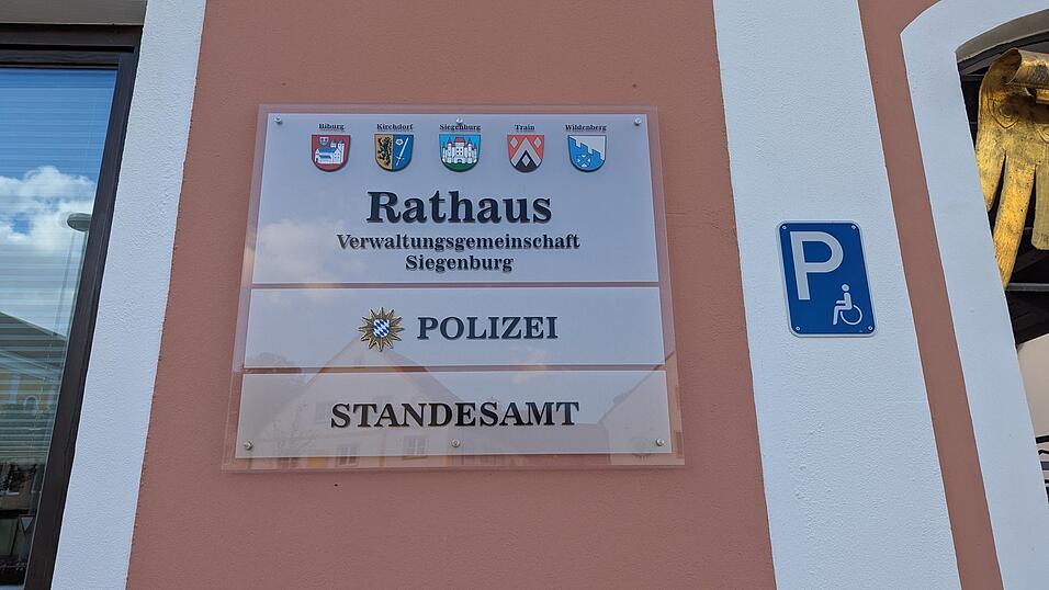 Schnell zum Rathaus laufen und eine Anzeige erstatten oder den Dorfgendarmen um Rat fragen? In Siegenburg ist das m&ouml;glich. Die Frage ist, wie lange noch.