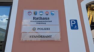 Schnell zum Rathaus laufen und eine Anzeige erstatten oder den Dorfgendarmen um Rat fragen? In Siegenburg ist das möglich. Die Frage ist, wie lange noch. Schnell zum Rathaus laufen und eine Anzeige erstatten oder den Dorfgendarmen um Rat fragen? In Siegenburg ist das möglich. Die Frage ist, wie lange noch.
