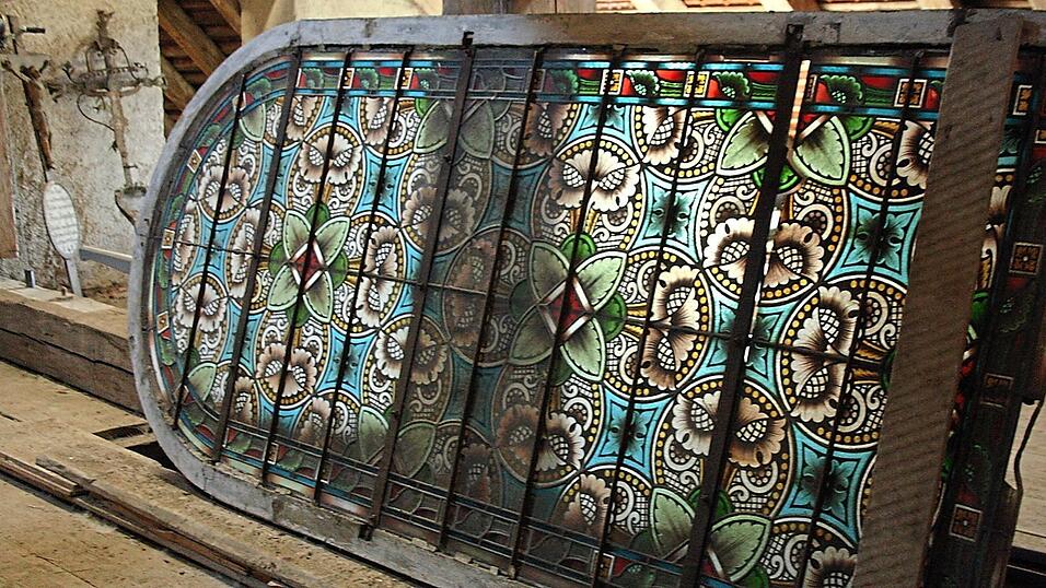 So einige Sch&auml;tze sind am Dachboden der Kirche verwahrt, wie dieses alte Kirchenfenster, f&uuml;r die es noch keine Verwendung gibt. Anderes kann entr&uuml;mpelt werden.