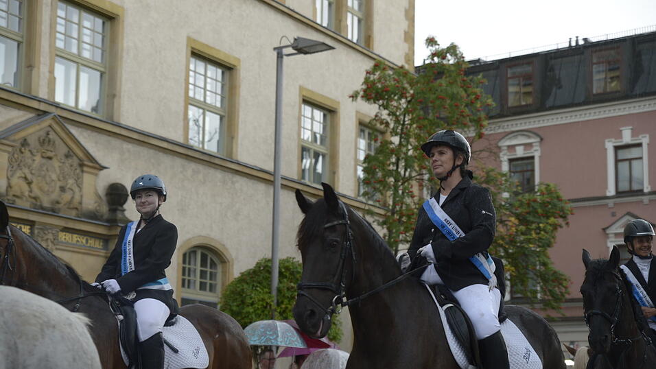 Zahlreiche Musik- und Trachtengruppen zogen nach dreij&auml;hriger Pause am Freitagabend zum Festplatz Am Hagen.&nbsp;