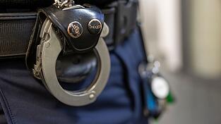 Die Polizei fahndete sofort nach dem Mann und nahm ihn noch am selben Tag in Bad Kissingen fest. (Symbolbild)