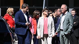 SPD-Vorsitzender Lars Klingbeil (v.l.), designierter Bundesfinanzminister und Vizekanzler, Co-Chefin Saskia Esken(M.) und SPD-Generalsekretär Matthias Miersch stellen ihre Minister vor. SPD-Vorsitzender Lars Klingbeil (v.l.), designierter Bundesfinanzminister und Vizekanzler, Co-Chefin Saskia Esken(M.) und SPD-Generalsekretär Matthias Miersch stellen ihre Minister vor.