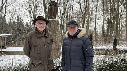 Die vierk&ouml;pfige Eule bei der Wassertretanlage im Waldpark ist die erste Figur, die Dr. Hans Schneider und Franz Rackl (von links) 2023 aufstellten.