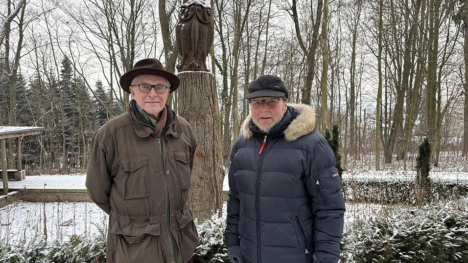 Die vierk&ouml;pfige Eule bei der Wassertretanlage im Waldpark ist die erste Figur, die Dr. Hans Schneider und Franz Rackl (von links) 2023 aufstellten.
