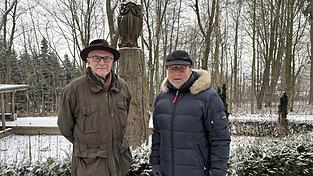 Die vierk&ouml;pfige Eule bei der Wassertretanlage im Waldpark ist die erste Figur, die Dr. Hans Schneider und Franz Rackl (von links) 2023 aufstellten.
