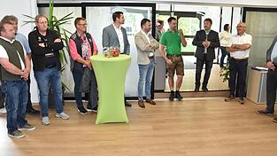 Beim Tag der offenen Tür (v.r.): BBV-Obmann Franz Holzapfel, Maschinenring-Vorsitzender Christian Vogl, MR-Geschäftsführer Matthias Pongratz, Bürgermeister Markus Hofmann, Landrat Christian Schindler, Bürgermeisterin Sabine Steinlechner, Alois Mühlbauer, WBV-Vorsitzender Reinhold Sauer und BBV-Geschäftsführer Franz Kerscher. Beim Tag der offenen Tür (v.r.): BBV-Obmann Franz Holzapfel, Maschinenring-Vorsitzender Christian Vogl, MR-Geschäftsführer Matthias Pongratz, Bürgermeister Markus Hofmann, Landrat Christian Schindler, Bürgermeisterin Sabine Steinlechner, Alois Mühlbauer, WBV-Vorsitzender Reinhold Sauer und BBV-Geschäftsführer Franz Kerscher.